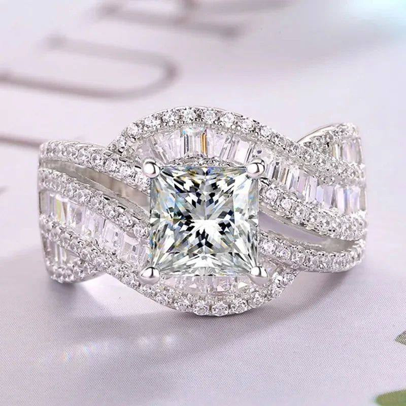 Fashionable Finger Jewelry Ring For Women Luxurious Engagement Ring
