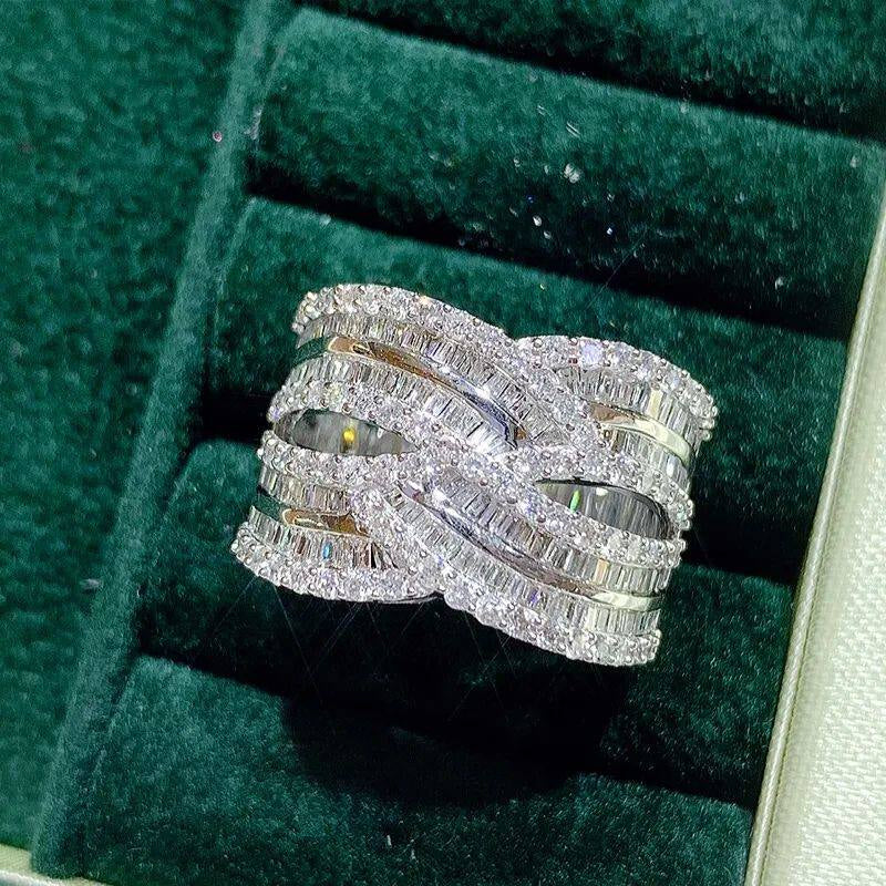 Fashionable Finger Jewelry Ring For Women Luxurious Engagement Ring