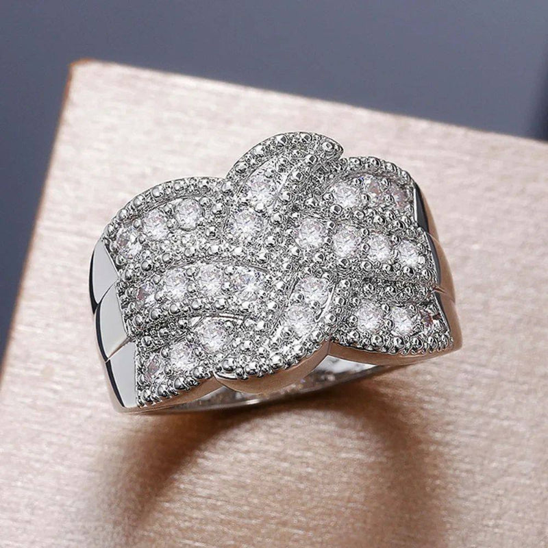 Fashionable Finger Jewelry Ring For Women Luxurious Engagement Ring